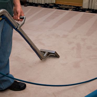 carpet cleaning technician cleaning dallas fort worth home